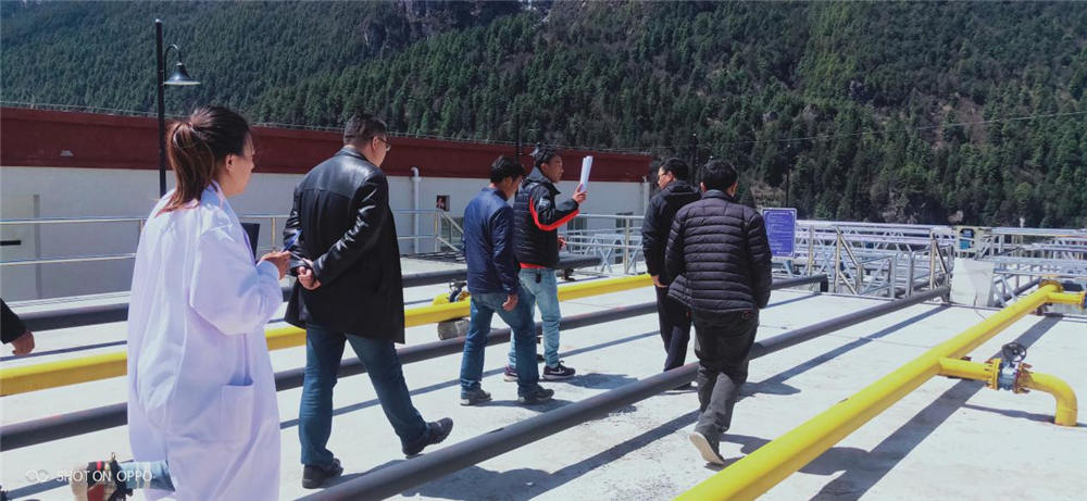 日喀則市政協副主席帶隊的工作組在吉隆縣副縣長格縣與住建局局長強局的陪同下到吉隆鎮(zhèn)污水處理廠進行檢查工作